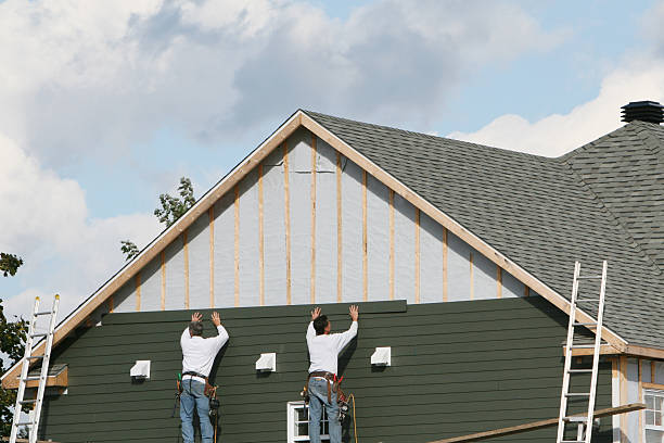 Professional Siding technician working in Bethany, IL